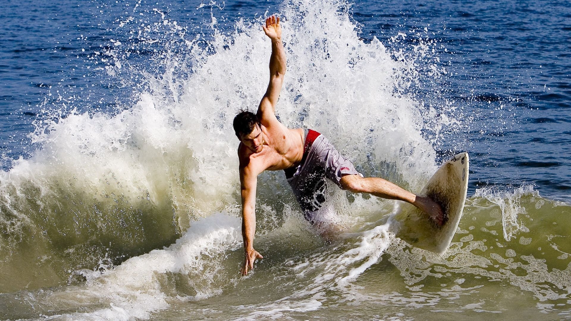 西甲巴萨客场2比1击败赫罗纳 莱万状态回暖再展锋线威力,4个月有望减11分差距 巴萨正上演西甲史上最大逆转